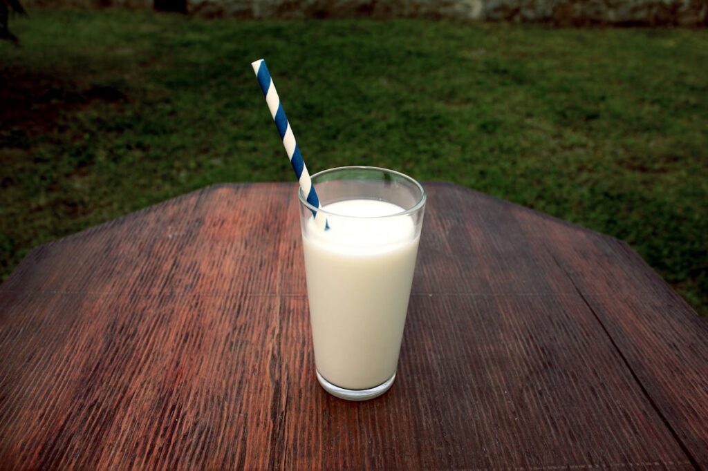 hoe lang kan melk buiten de koelkast
